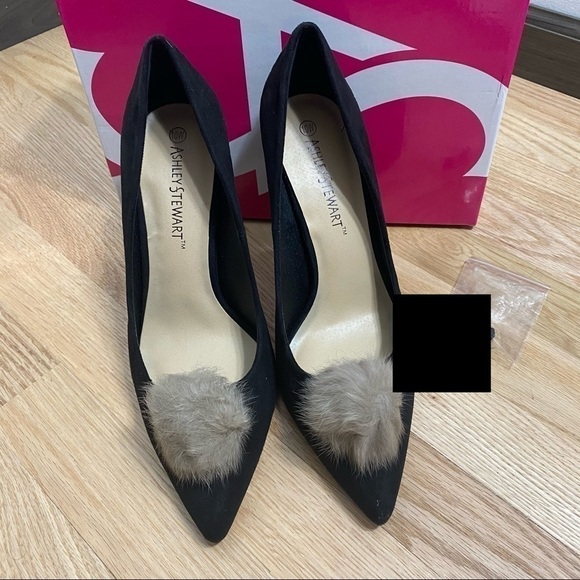 Ashley Stewart Black Pumps Fuzzy Pom Accent NIB 10 - Picture 3 of 6